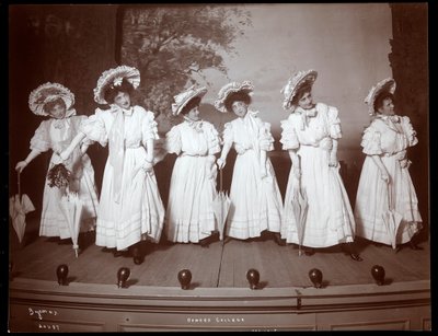 Une scène de The Junior Show, une production amateur présentée par des étudiants de première année au Barnard College, New York vers 1905 - Byron Company